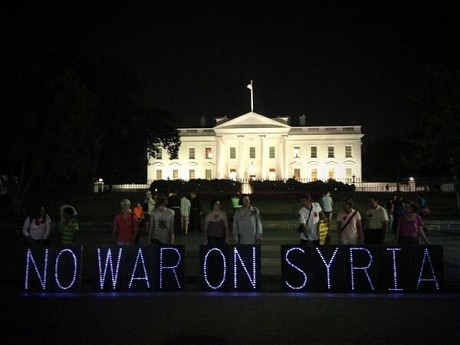 Biểu tình chống chiến tranh trừng phạt Syria bên ngoài Nhà Trắng tối 10/9/2013